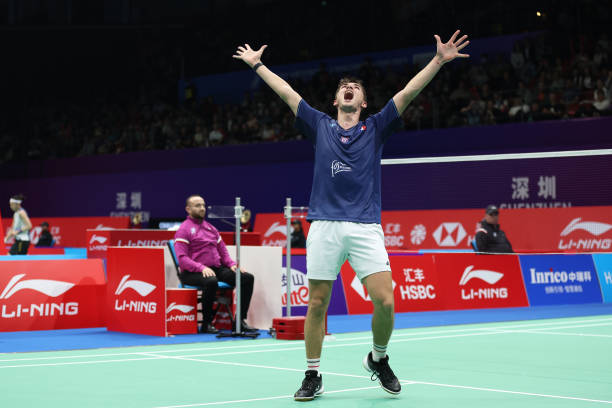 羽毛球双打发球轮换规则：谁先发球？如何换位？